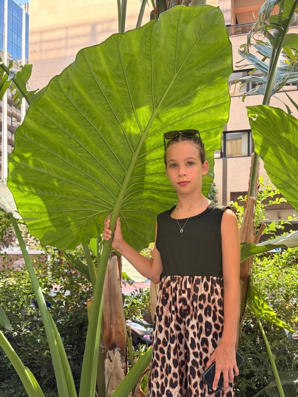 Gründerin von plantastic24 mit einem großen Alocasia-Blatt